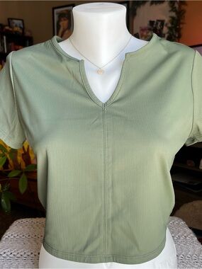 Ribbed Softsculpt Split Neck Crop Top / Lou & Grey / sz m